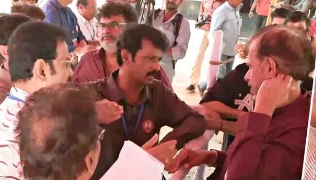 திரைப்பட எழுத்தாளர் சங்கத் தேர்தலில் இயக்குநர்களுக்கு இடையே வாக்குவாதம்!