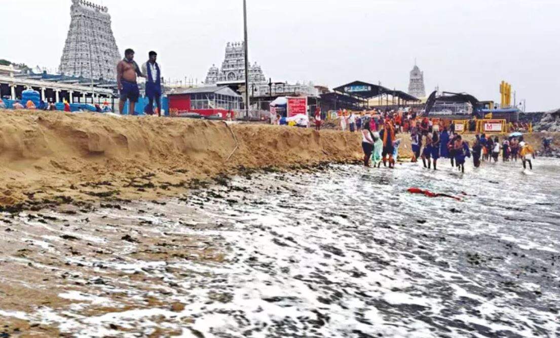 திருச்செந்தூரில் கனமழை... கடற்கரையில் மண் அரிப்பு... ராட்சத அலைகளால் கடல் சீற்றம்!