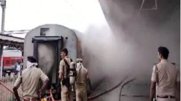 அதிர்ச்சி வீடியோ!! எக்ஸ்பிரஸ் ரயிலில் திடீர் தீவிபத்து !!