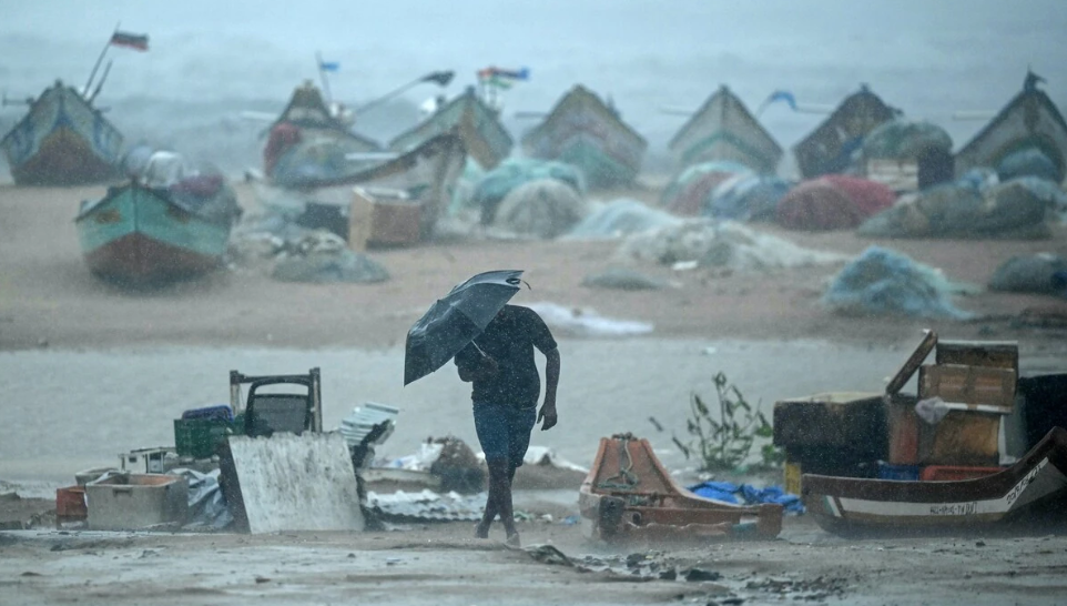 சூறைக்காற்று... சென்னை, திருவள்ளூர் உட்பட 5 மாவட்டங்களில் வெளுக்கும் மழை.. வெளியே போகாதீங்க!