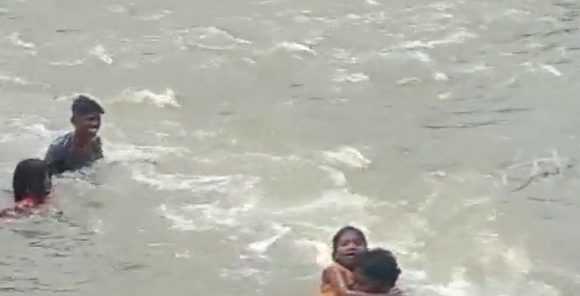 அசத்தல்!! காட்டாற்று வெள்ளத்தில் அடித்து செல்லப்பட்ட சிறுமிகளை காப்பாற்றிய இளைஞர்கள்!!