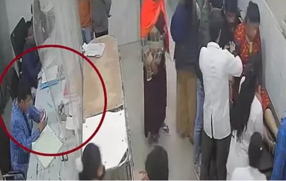 பகீர் சிசிடிவி காட்சிகள்... உயிருக்கு போராடும் நோயாளி... அலட்சியமாக ரீல்ஸ் பார்த்த மருத்துவர் !