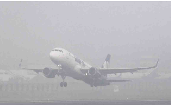 53 விமானங்கள் ரத்து... ரயில்கள் 6 மணி நேரம் தாமதம்... கதியின்றி தவிக்கும் பயணிகள்... !