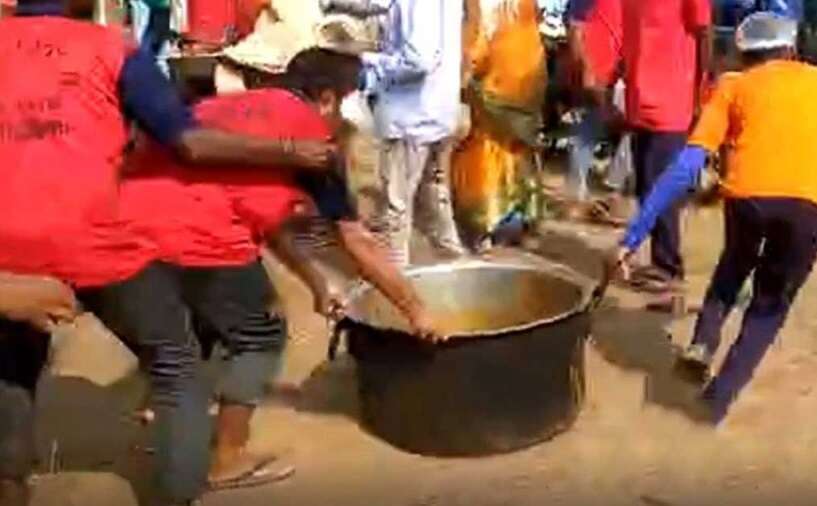கறிக்காக கட்சித்தொண்டர்கள் அடிதடி !! அண்டாவோடு ஓட்டம் பிடித்த ஸ்பெஷல் குரூப்!!