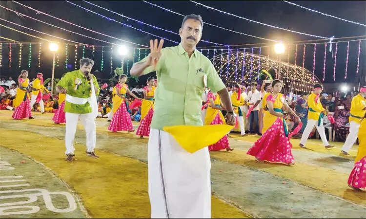 அசத்தல் டான்ஸ்... ஒயிலாட்டம் கலைஞர்களுடன் சேர்ந்து நடனம் ஆடிய அதிமுக முன்னாள் அமைச்சர் எஸ்.பி வேலுமணி!