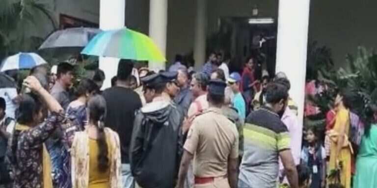 மாணவர்களை மழையில் நிற்க வைத்த பள்ளி நிர்வாகம்.? அராஜகத்தை கண்டித்து பெற்றோர்கள் ஆர்ப்பாட்டம்!!