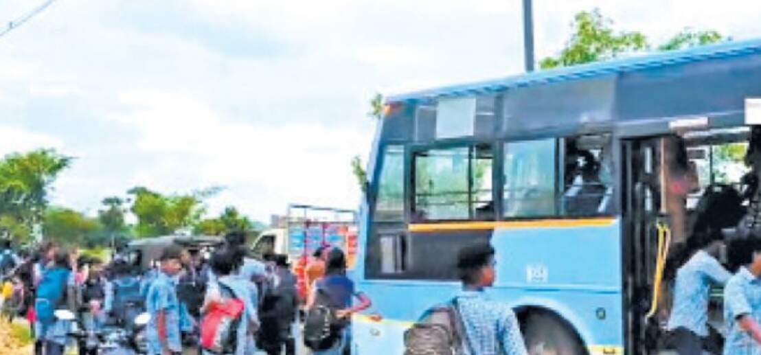 பஸ் படியில் தொங்கிய படியே பயணம்... எட்டி உதைத்ததில் மாணவர் படுகாயம்!