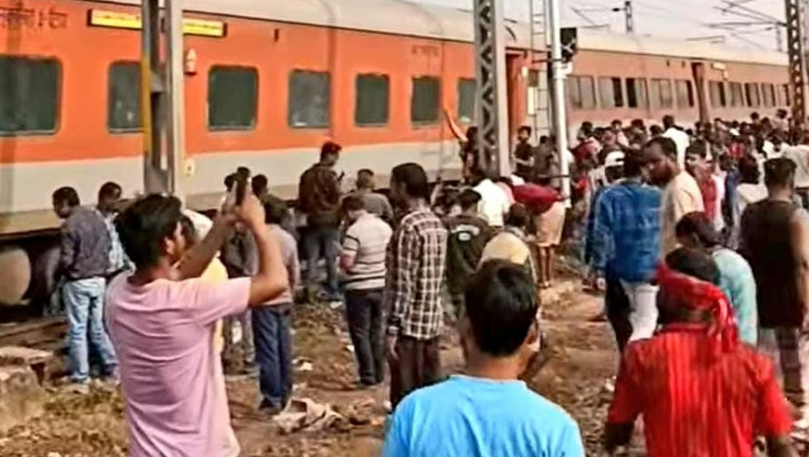 சென்னை–நியூ ஜல்பைகுரி அதிவிரைவு ரயில் தடம் புரண்டு பரபரப்பு !