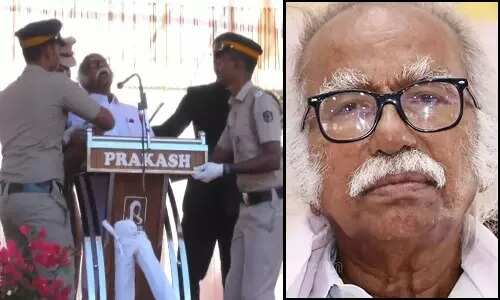 குடியரசு தினவிழாவில் பரபரப்பு... மேடையிலேயே சரிந்து விழுந்த அமைச்சர்!