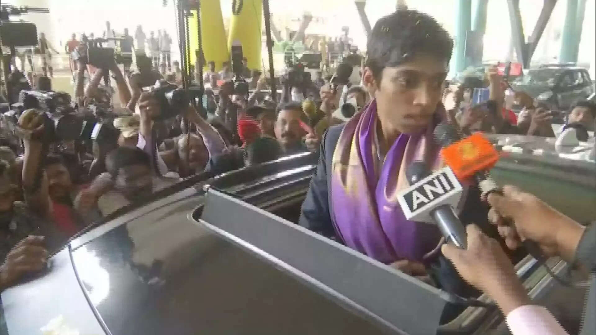 வீடியோ... மிகவும் மகிழ்ச்சி... சென்னை திரும்பிய பிரக்ஞானந்தா !!