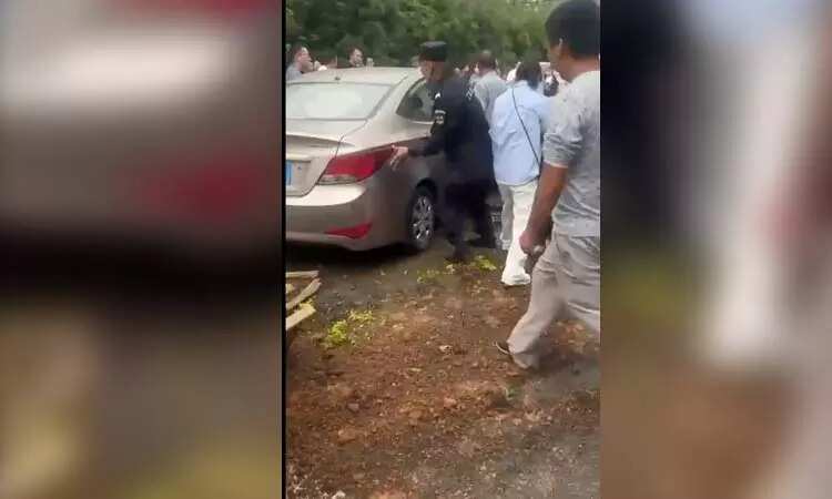 கார் மோதி 5 மாணவர்கள் படுகாயம்... பள்ளி முடிந்து பேருந்துக்காக காத்திருந்த போது பெரும் சோகம்!