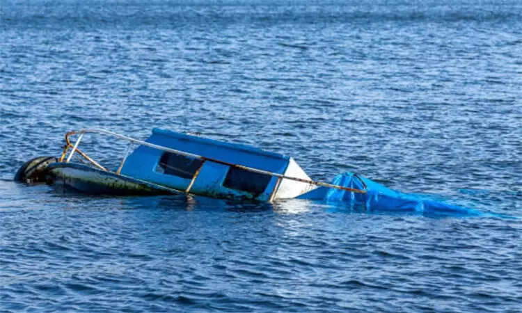 படகு கவிழ்ந்து