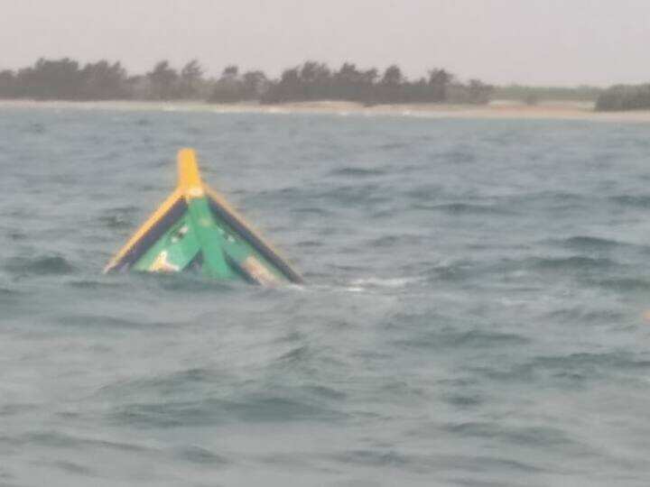 விசைப்படகு கடலில் மூழ்கி விபத்து! அதிர்ஷ்டவசமாக 7 மீனவர்கள் உயிர் தப்பினர்!