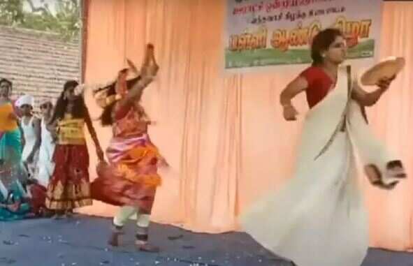 பள்ளி நிகழ்ச்சியில் அம்மன் வேஷம்... மேடையிலேறி திடீரென சாமியாடிய பெற்றோர்கள்!