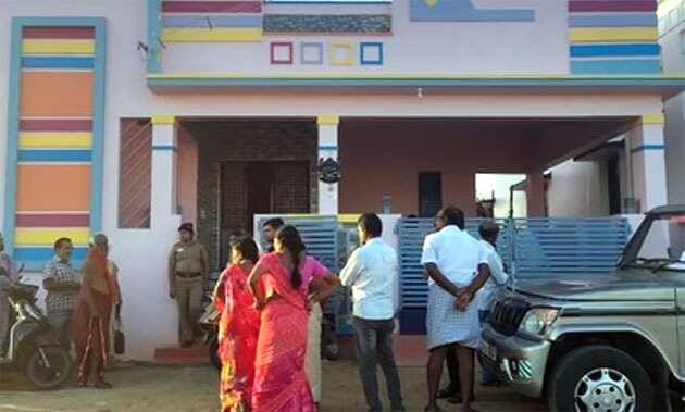 தலைமையாசிரியர் வீட்டில் 35 சவரன் நகைகள், ரூ.85,000 ரொக்கம் திருட்டு... போலீசார் விசாரணை!