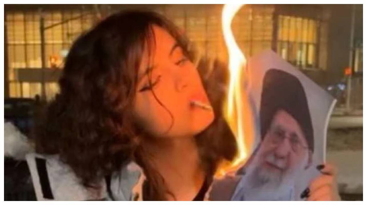 காமேனியின் புகைப்படத்தை எரித்து சிகரெட் பற்ற வைக்கும் ஈரானிய பெண்கள்... வைரல் வீடியோ!