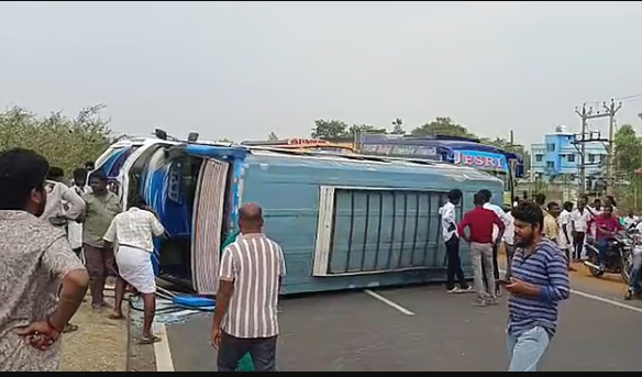 பெரும் பரபரப்பு... மாநாட்டுக்கு சென்ற திமுக தொண்டர்கள் வேன் கவிழ்ந்து 20 பேர் படுகாயம்!