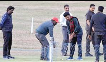 முதல்வர் உற்சாகக் கொண்டாட்டம்.... மைதானத்தில் கோஃல்ப் விளையாடி பொதுமக்களுடன் செஃல்பி!