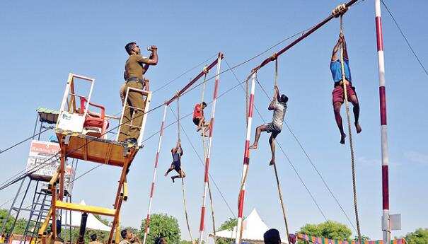 போலீஸ் வேலைக்கு எழுத்து தேர்வு... 2,50,000 பேர் பங்கேற்பு!