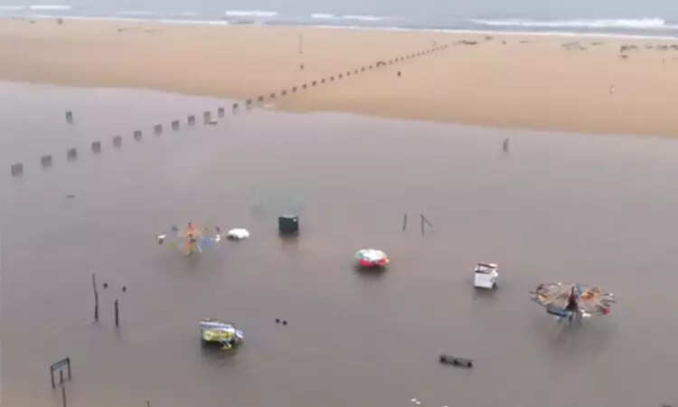 மெரினா செல்லத் தடை... வெள்ளம் போல் தேங்கிய மழைநீர்!