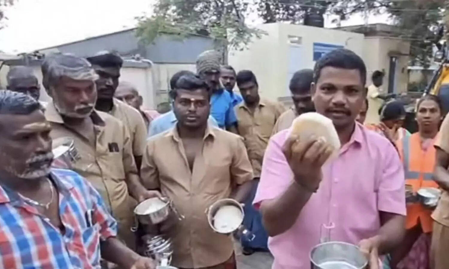 தூய்மை பணியாளர்களுக்கு வழங்கிய காலை உணவு குப்பையில் வீச்சு!