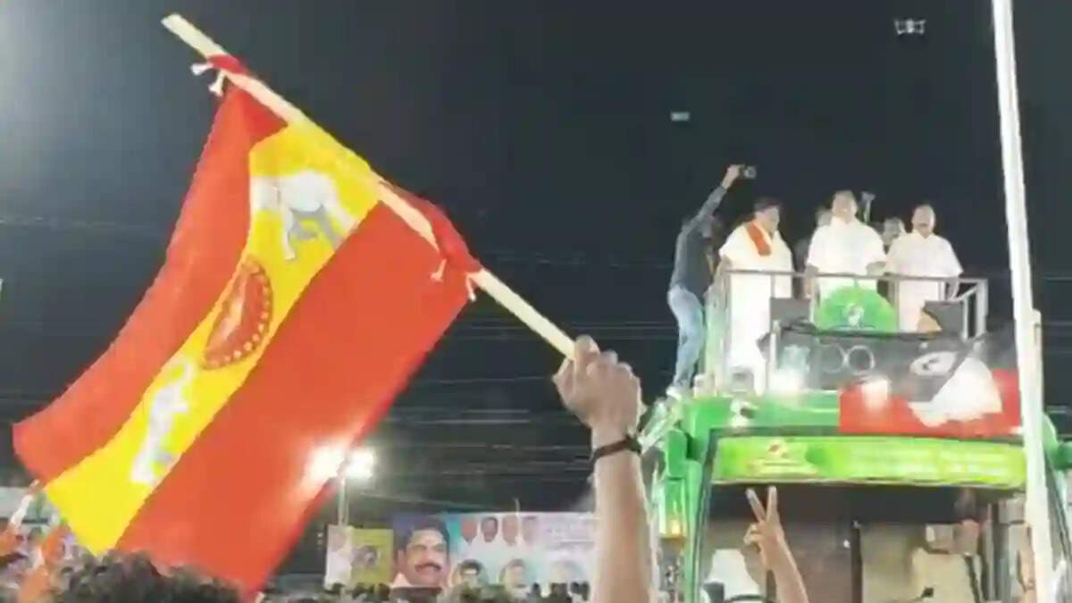 அதிமுக கூட்டத்தில் தவெக கொடிகள்.... எடப்பாடி பழனிசாமியின் பேச்சு வைரல்