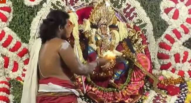 குலசையில் தசரா திருவிழா கோலாகலம்... சூரசம்ஹாரத்தில் லட்சக்கணக்கில் திரண்ட பக்தர்கள்