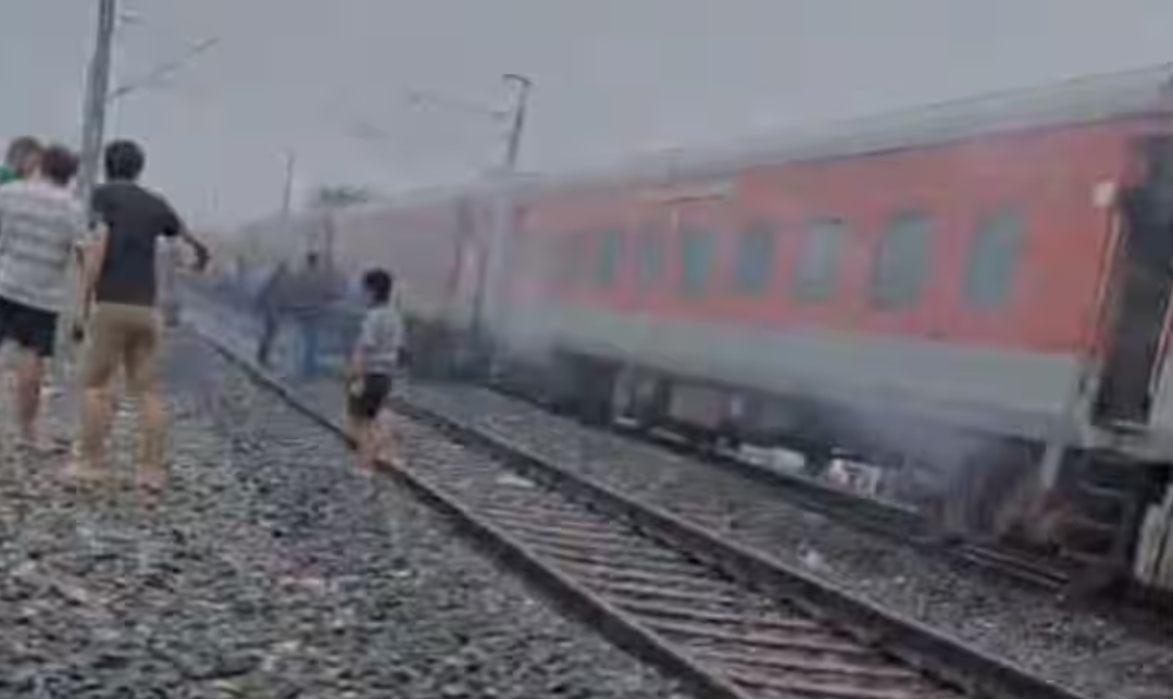 எக்ஸ்பிரஸ் ரயிலில் புகை.. அலறி அடித்து ஓட்டம் பிடித்த பயணிகள்!!