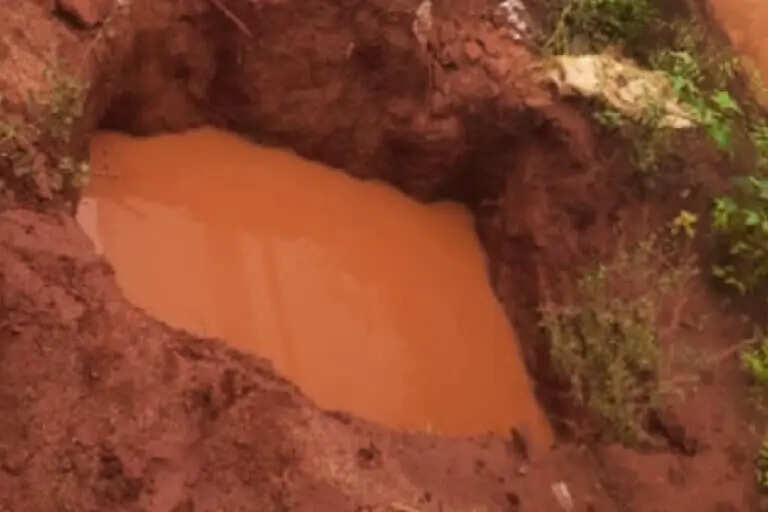 சோகம்!! மழை நீர் பள்ளத்தில் விழுந்து 8 வயது சிறுமி பலி!! விளையாடிக் கொண்டிருந்த போது பரிதாபம்!!