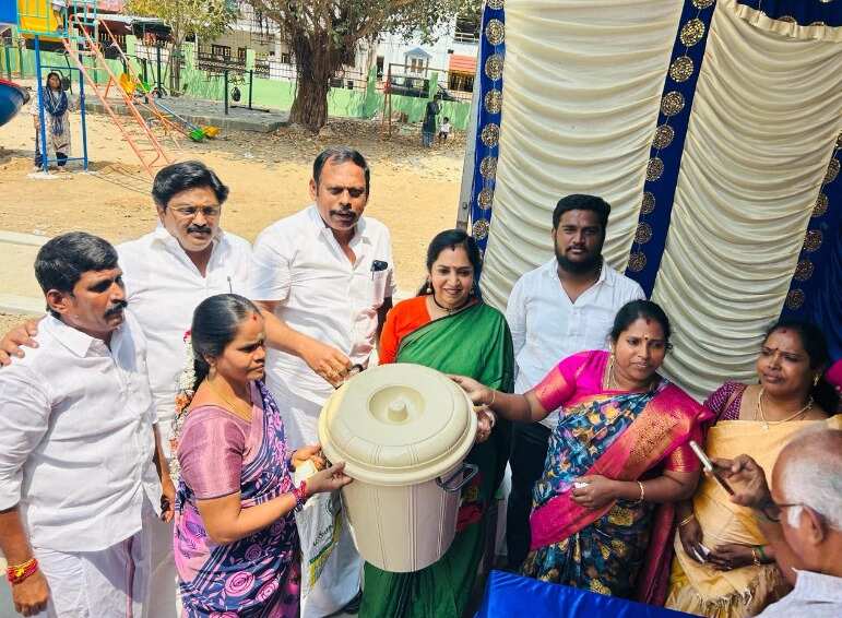 முதல்வர் பிறந்தநாள் நிகழ்ச்சியில் பரபரப்பு... பரிசுப் பொருட்களை வாங்க முண்டியடித்ததால் தள்ளுமுள்ளு!