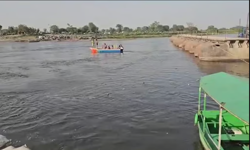 யமுனை நதியில் கோர விபத்து... படகு கவிழ்ந்து 6 பெண்கள் உட்பட 10 பேர் பலி!