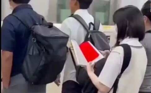 புத்தகத்தில் சிவப்பு ஷீட் ... ஜப்பான் மாணவர்கள் புத்திசாலிதனத்தின் ரகசியம்!