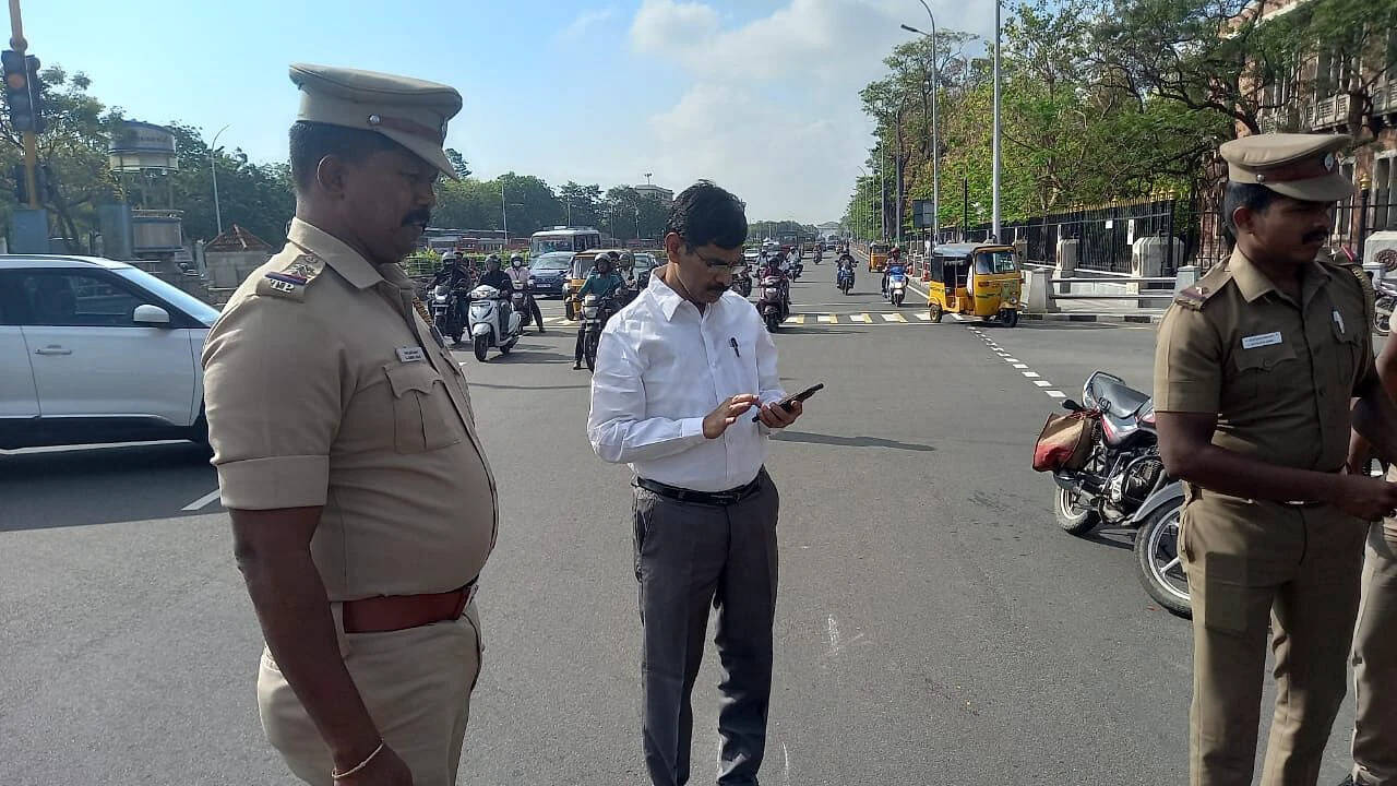 நெகிழ்ச்சி!! சாலை விபத்தில் அடிபட்டவருக்காக பரபர உத்தரவுகளை பிறப்பித்த தலைமை செயலாளர் !!