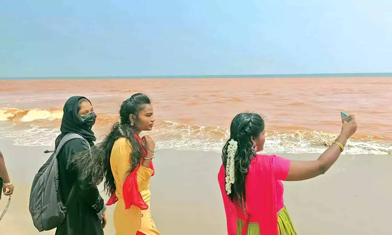 ரத்த சிவப்பாய் மாறிய கடல்... பீதியில் அலறி அடித்து ஓட்டம் பிடித்த பொதுமக்கள்!!