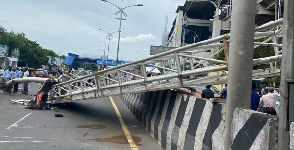 பகீர்!! சென்னை கத்திப்பாரா அருகே இரும்பு பெயர் பலகை சரிந்துவிழுந்து ஒருவர் பலி; பலர் காயம்!!