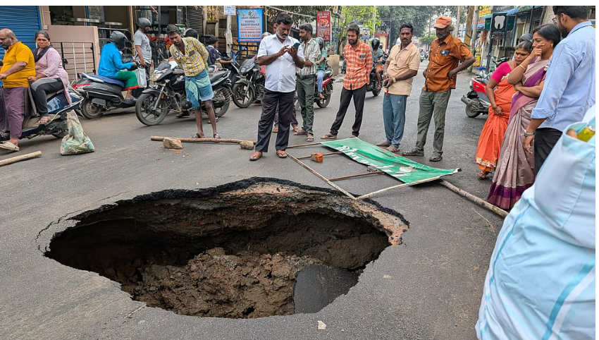 7 அடி ஆழத்திற்கு மீண்டும் ராட்சத பள்ளம்… அடுத்தடுத்து பகீர்!