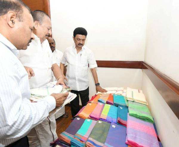 அட்ரா சக்க!! 15 புதிய டிசைன்களில் இலவச சேலை, வேஷ்டி!! தமிழக அரசு அதிரடி!!