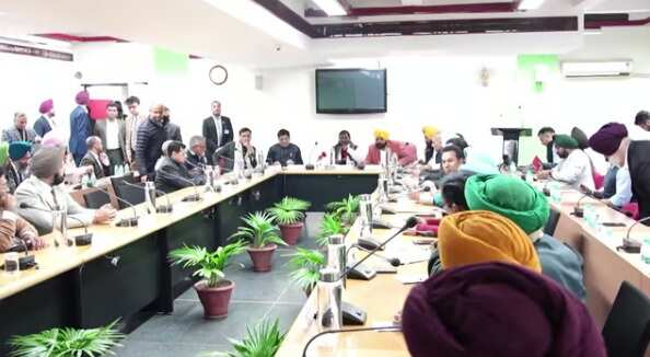 நள்ளிரவைக் கடந்தும் 4வது சுற்று பேச்சுவார்த்தை... 21ம் தேதி முதல் போராட்டத்தைத் தொடர்வதாய் விவசாயிகள் அறிவிப்பு!