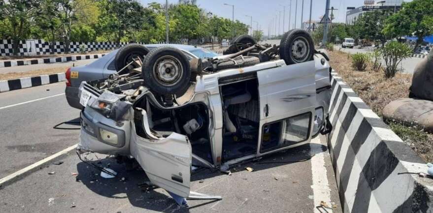 கோர விபத்து.. நேருக்கு நேராக மோதிக் கொண்ட கார்கள்... பிறந்து 45 நாட்களே ஆன குழந்தை உயிரிழந்த சோகம்!