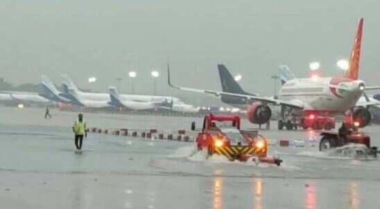 சென்னையில் வெளுத்து வாங்கும் மழை.. 3 விமானங்கள் அதிரடியாக ரத்து..!!