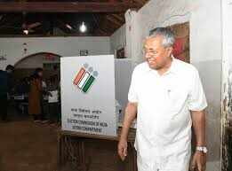 2 ம் கட்ட வாக்குப்பதிவு... முதல்வர் பினராயி விஜயன் வாக்களிப்பு!