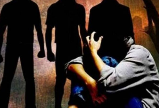 காதலனுடன் பைக் ரைடு சென்ற போது 10 பேரால் கூட்டு பாலியல் பலாத்காரம்!!