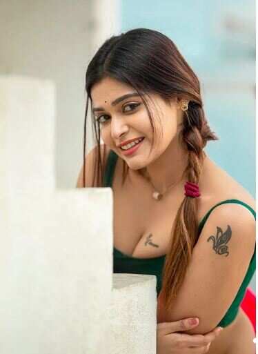 கலக்கல் போட்டோஷூட்!! ரசிகர்களை கிறங்கடிக்கும் கவர்ச்சியில் தர்ஷா குப்தா!!