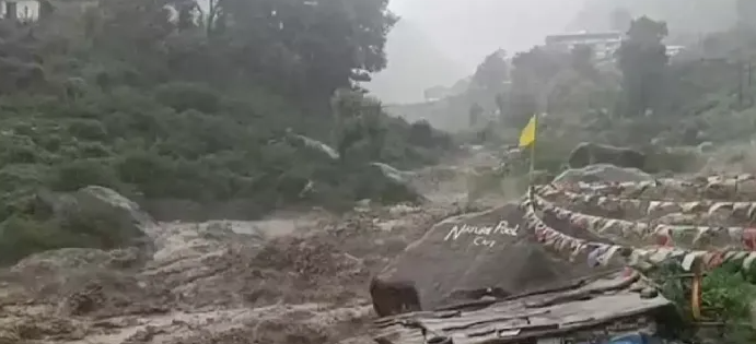 மேகவெடிப்பால் திடீர் வெள்ளப்பெருக்கு... 2 பேர் பலி, 3 பேர் மாயம்!