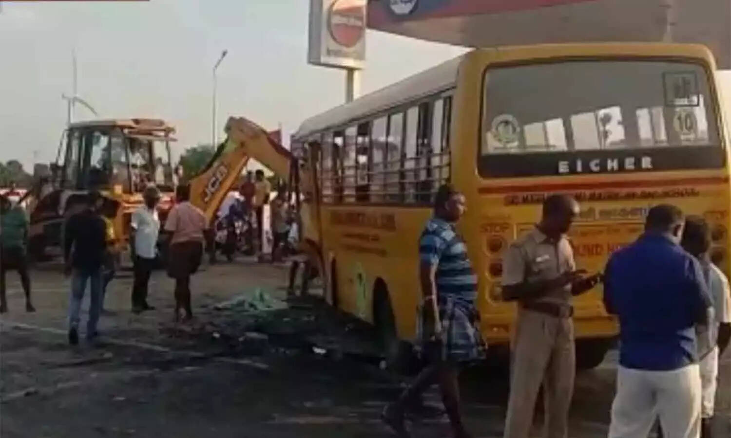 பள்ளி வேன் கார் மீது நேருக்கு நேராக மோதியதில் விபத்து.. 5 பேர் பலியான சோகம்!