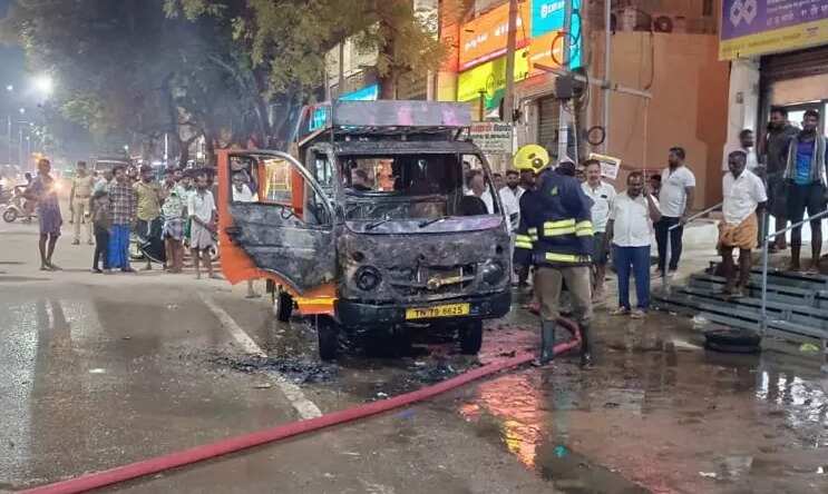தென்காசியில் பரபரப்பு... தனியார் கேஸ் நிறுவன வாகனத்தில் திடீர் தீ விபத்து!