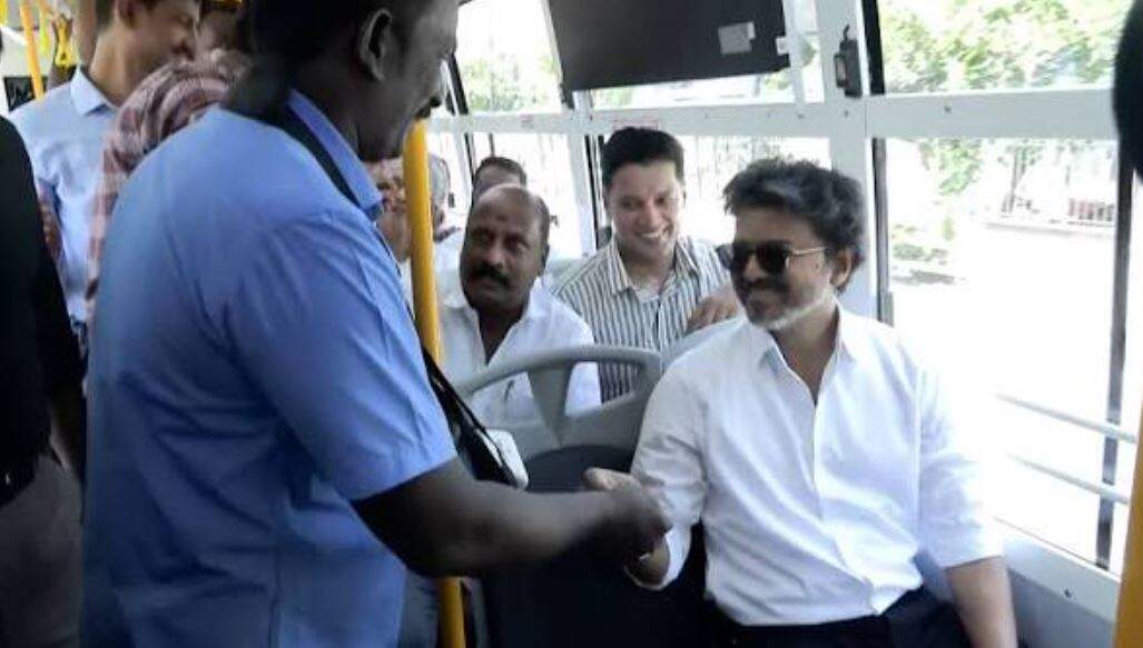 நடத்துனரிடம் பணம் கொடுத்து டிக்கெட் வாங்கிய முதலமைச்சர் விஜய் - 300 புதிய பேருந்துகள் சேவை தொடக்கம்!