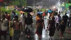 கொட்டும் மழையிலும் விடிய விடிய கிரிவலம்... திருவண்ணாமலையில் பக்தர்கள் வெள்ளம்!