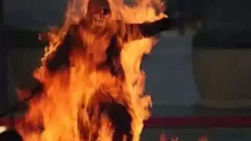 வேலை தராத விரக்தி.. உணவகம் முன் தீக்குளித்த சென்னை வாலிபர் - புதுவையில் பயங்கரம்!