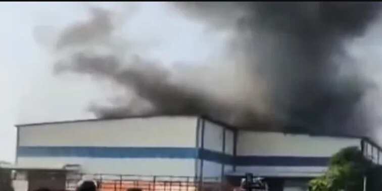 குளிர்பான கிடங்கில் பயங்கர தீ விபத்து... வானுயர எழுந்த புகையால் வாகன ஓட்டிகளுக்கு மூச்சுத்திணறல்!